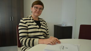 Anneli Pahta har varit kommundirektör i Kimitoöns kommun snart två år. Kvinna med en rapport framför sig.