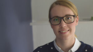 Jenny Rehnström tycker att hon alltid blir positivt bemött av tjänstemän i Sjundeå och på hälsocentralen. Hon säger att om man ska se ett problem så är det att hon byter till finska om det inte går att prata svenska. "Och det är ju bra att jag kan göra det", säger Rehnström. En kvinna från Sjundeå som heter Jenny Rehnström.