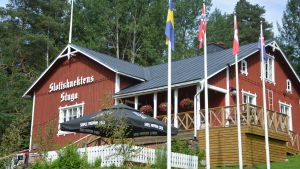 Företaget som driver slottsknektens stuga har också haft hand om Raseborgs slottsruiner. Slottsknektens stuga