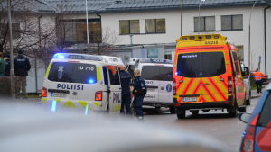 Polis och ambulans på plats vid brottsplatsen på måndagen. Polisen står och förhör folk efter olyckan