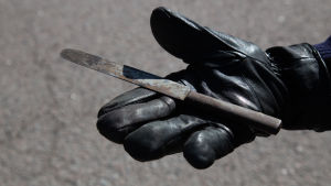 Vid riksväg 6 hittade Kämäräinen en vass men rostig och smutsig kniv. bild på en hand som håller upp en kniv