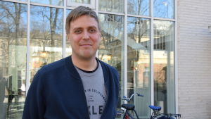 Harry Lunabba, universitetslektor i socialt arbete och socialpolitik, säger att det borde satsas mer på utbildning. Bild på universitetslektor Harry Lunabba