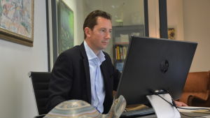 Jan D. Oker-Blom är en av kandidaterna för jobbet Jan D. Oker-Blom tittar på en skärm vid sitt arbetsbord.