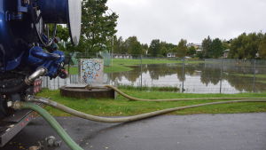 Tre tankbilar pumpade bort vatten. Tankbil pumpar bort vatten från idrottsplanen i Karis.