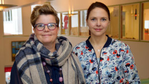 Lärare Mia Skog och rektor Jennie Ahtola samlar in material från förr. Bild på Mia Skog och Jennie Ahtola i Höjdens skola i Tenala.