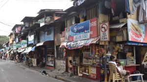Ungefär fyra miljoner människor uppskattas bo i de talrika slumen i Manila. Många slum är så stora att de i praktiken fungerar som enskilda städer. Ungefär fyra miljoner människor uppskattas bo i de talrika slumen i Manila. Många slum är så stora att de i praktiken fungerar som enskilda städer.