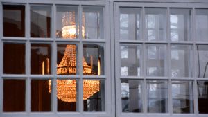En stund av ljus i Lilla kyrkan på måndag eftermiddag. Lilla kyrkan i Borgå öppen för andakt 13.11.17 efter knivdåd