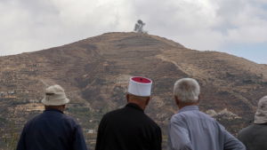 Druser på Golanhöjderna i Israel följer med strider på den syriska sidan av Golan Druser på Golanhöjderna i Israel följer med strider på den syriska sidan av Golan