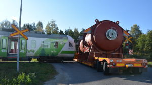 I september 2016 krockade en specialtransport och en rälsbuss i Ekenäs centrum. Efter det har det varit nära ögat för nya liknande olyckor eftersom specialtransporter använder sig av korsningen då en av broarna över riksvägen i Ekenäs är för låg. En långtradare står rakt över en järnvägsövergång. En rälsbuss har stött samman med fordonet.