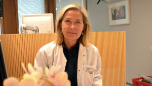 Merja-Tuomi-Nikula arbetar med barnlösa par och ensamstående mammor. Kvinnliga par som vill ha barn har ökat starkt. Porträttbild av Merja Tuomi-Nikula.