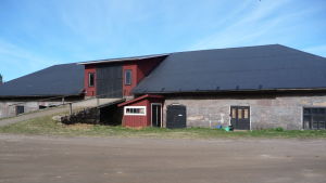 Här inne ska det snart ordnas ett bröllop. En ladugård i gråsten med stort svart tak. Finns på Rilax gård i Bromarv