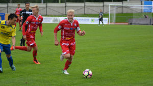 Kula höll i taktpinnen mot Gnistan. Thomas Kula håller bollen för FF Jaro mot Gnistan.