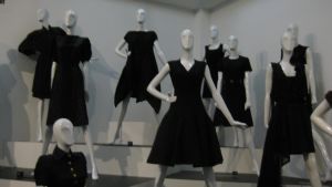 Den lilla svarta i olika utföranden. Den lilla svarta i olika versioner på Gemeentemuseum Den Haag 2014.