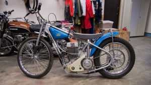 Harrys första speedwaycykel, som han köpte åt sig själv i 50-årspresent. En blå speedwaymotorcykel av märket Jawa.