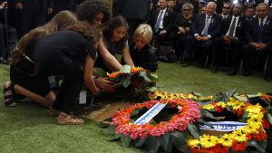 Shimon Peres barnbarn lägger ner en krans vid graven. Shimon Peres barnbarn lägger ner en krans vid graven.