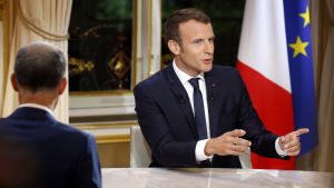 Emmanuel Macron har kallat bruket av kemiska vapen för något som skulle överskrida en klar gräns och skulle förutsätta en vedergällning. Nu säger han att tidpunkten måste vara rätt så att angreppen är effektiva. Frankrikes president Emmanuel Macron intervjuas på tv.