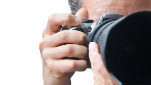 En fotograf med en kamera