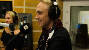 Fredrika Lindholm och Christoffer Strandberg gjorde Succémorgon ihop. Christoffer Strandberg i studion