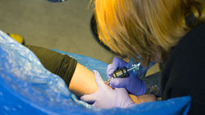 När surret hörs vet My att det inte finns någon återvändo. En tatuerare tatuerar in ordet maxmo i ett hjärta, på Mys ben.