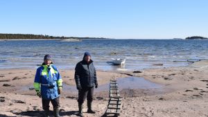 Tauno Räsänen och Jorma Luttinen är fritidsfiskare och väntar nu på årets andra fiskafänge. Tauno Räsänen och Jorma Luttinen har just lagt nät utanför Fyra vindarnas hus.