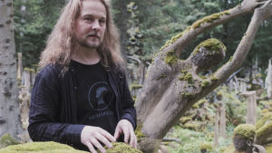 –Trots att jag tillbringar mer än 100 dagar om året här upptäcker jag något nytt varje dag, säger Kimmo Heikkilä. Man i långt hår står bland mossbelupna betongstatyer.