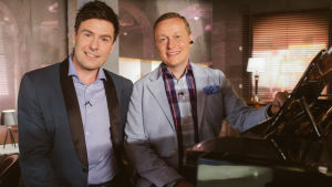 Calle Pettersson har gjort musik tillsammans med hans goda vän Tomas Lundin. Thomas Lundin och Calle Pettersson reser Europa runt med hjälp av frågor och schlager.