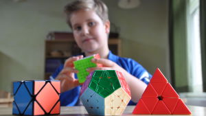 Kubning, som det kallas i kretsarna, är egentligen inte så svårt, man måste bara få movsen i muskelminnet, menar Linus. Här ser vi kuber av modellerna skewb, megamix och pyramix. Det finns en uppsjö av olika kuber. På bilden modellerna skewb, megamix och pyramix.