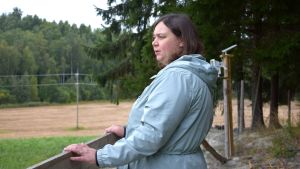 Maria Damén kör numera barnen fram till skoltaxin. Maria Damén står vid porten till en fårhage.