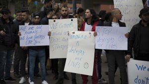 Förläggningen i Evitskog stängde i höst. Invånarna protesterade då de inte ville bli flyttade till andra förläggningar. evitskogin vastaanottokeskuksen sulkemista vastustava mielenosoitus