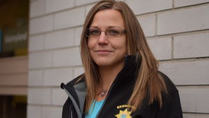 Sabina Friman tyckte det var en rolig grej att som barn skicka flaskpost. Ett foto av Sabina Friman som står vid en tegelvägg.
