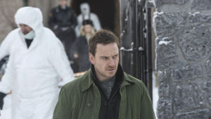 Nej, inga snögubbar - bara män i vita kläder. Harry Hole på väg från en brottsplats.