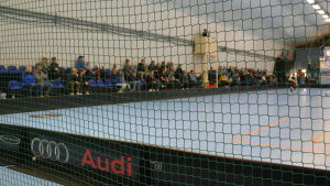 Publiken var lågmäld då det gick dåligt för hemmalaget. Publiken i Ingman Arena sitter längs ena långsidan.