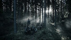 Trees of Life. Soldaterna tar igen sig med skogen och solen som enda vittnen. Soldaterna i en solig glänta.