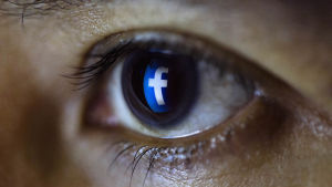 Du bestämmer vem som kan se vad på Facebook. Ett öga med en spegling av Facebooks logo i irisen.