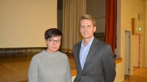 Annette Kronholm-Cederberg och Peter Lindqvist. Ordförande Hem och Skola föreningen vid Oxhamns skola, Annette Kronholm-Cederberg och rektor Peter Lindqvist