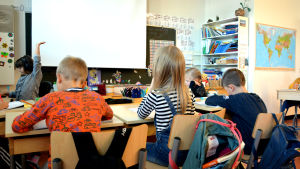 Flickorna har bättre betyg än pojkarna redan i grundskolan. Språkbadselever på Vaasan Keskuskoulu.