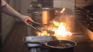 Matlagning är den vanligaste orsaken till felaktiga automatalarm. På bilden tillreder man en köttbit.