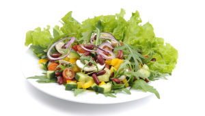 Vegetariskt i januari, vilket ibland också blir veganskt. salladstallrik med grönsallat, bönor, gurka, tomat och rödlök