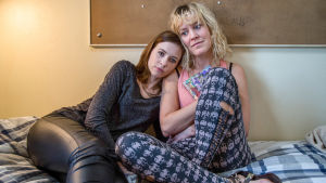 Det är mycket droger i serien. Fångar på säng i kvinnofängelset i isländska tv-serien Fångar