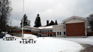 Johan Berglund föreslog att ett centralkök kunde finnas i Tenala. Höjdens skola i Tenala.