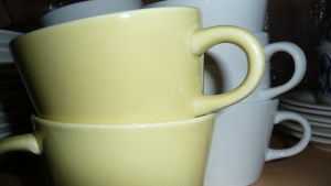 Kaffekoppar ur servisen Kilta, design Kaj Franck. gula och vita kaffekoppar i porslin. Kallas Kilta och designade av Kaj Franck.