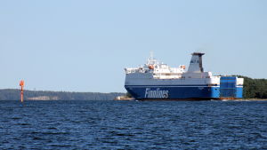 Till exempel rederiet Finnlines ökar sin trafik över hamnen i Hangö. Stor fartyg ses på redden.