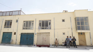 Afghansk säkerhetspersonal utanför huset i Kabul som angreps. En tysk kvinna och en afghansk vakt dödades och en finländsk kvinna kidnappades. Afghansk säkerhetspersonal står utanför det hus i Kabul som attackerades 21.7.2017. En tysk kvinna och en afghansk vakt dödades och en finländsk kvinna kidnappades.