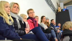 Jessica Karlsson och Eva Englund följer med matchen, (femte och sjätte fr v.) Publik som följer med en innebandymatch.