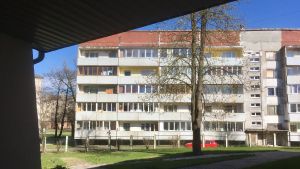 Utsikten från ingången till hemmet för flickor med beteendestörningar Bostadshus i Rigas utkanter, sedd från ett hem för flickor med beteendestörningar