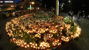 Blomhav vid Salutorget i Åbo efter knivdådet i augusti ifjol. Salutorget i Åbo den 21 augusti.