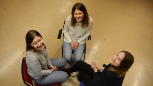 Vinnarna åker till Bryssel. Antonia Holmgren, Evelina Jåfs och Frida Sande från Borgå gymnasium som är i finla i den finlandssvenska debattävlingen