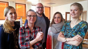 Tuomas Karemon kanssa yhteiskuvassa Tampereen Taidehallin taiteilijaryhmästä Laura Laukkanen, Mirja Kurri, Jemina Lindholm ja Emmi Nieminen Tuomas Karemon kanssa yhteiskuvassa Tampereen taidehallin taiteilijaryhmästä Laura Laukkanen, Mirja Kurri, Jemina Lindholm ja Emmi Nieminen