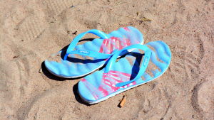 Hangö miljöförening anser att stranden inte får belastas med för mycket besökare. Sandaler på strand