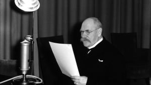 Många föreläste som på Svinhufvuds tid. Presidentti Pehr Evind Svinhufvud radiotalon kolmosstudiossa Fabianinkatu 15:ta pitämässä radiopuhetta 1930-luvulla.